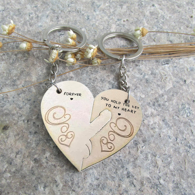 "Trähjärta nyckelringar för par, symboliserar kärlek. Perfekt gåva till alla hjärtans dag eller betydelsefull present."