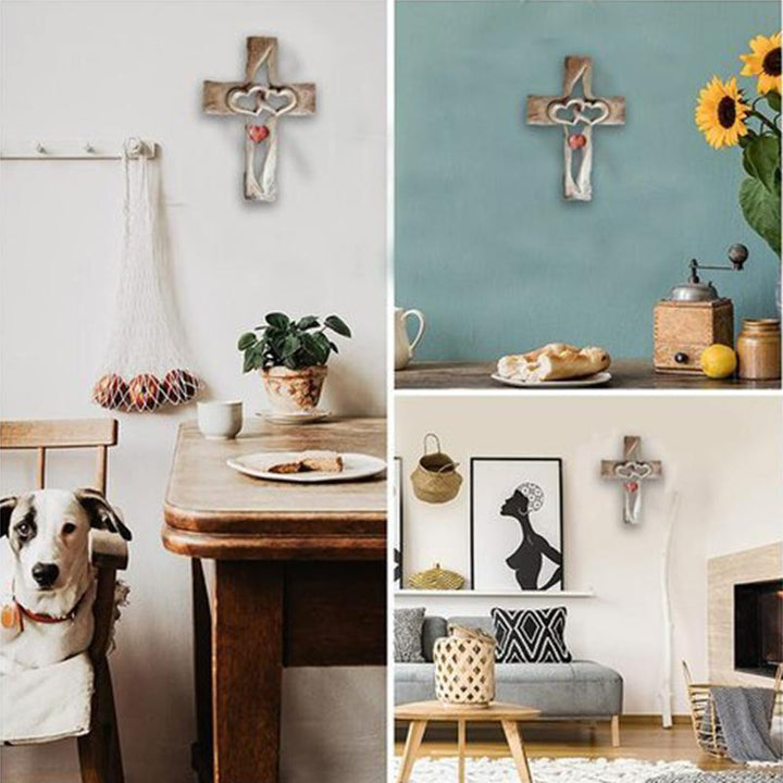 "Träkors med sammanflätade hjärtan, snidat av furuträ för dekoration, symboliserar evig kärlek i hemmet."