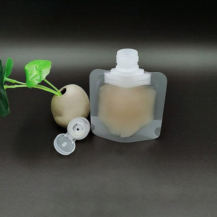 "Transparent påfyllningsbara reseflaskor set, kompakt design för schampo och duschgel, miljövänligt material."