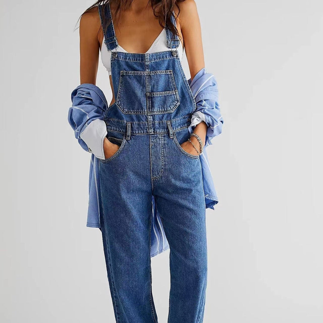 "Trendig kvinnor denim overall i blått med justerbara axelband och fickor, perfekt för vardag och avslappnade tillfällen."