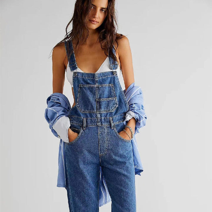 "Trendig kvinnor denim overall i blått med justerbara axelband och fickor, perfekt för vardag och avslappnade tillfällen."