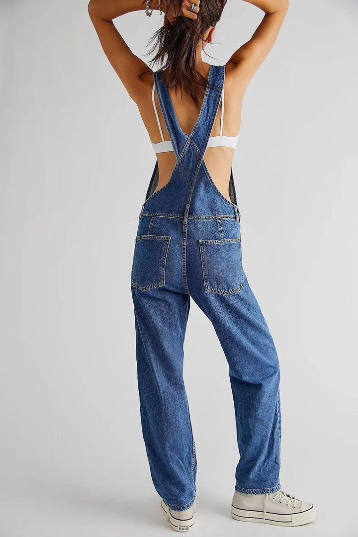 "Trendig kvinnor denim overall i blått med justerbara axelband och fickor, perfekt för vardag och avslappnade tillfällen."