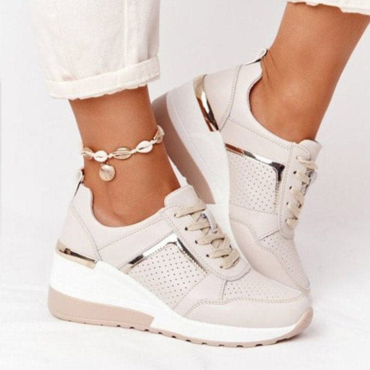 "Trendiga unisex blå sneakers med slät och texturerad design, vadderad sula, dragkedjedetalj och säkra snören."