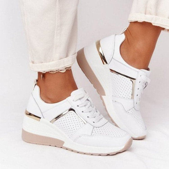 "Trendiga unisex blå sneakers med slät och texturerad design, vadderad sula, dragkedjedetalj och säkra snören."