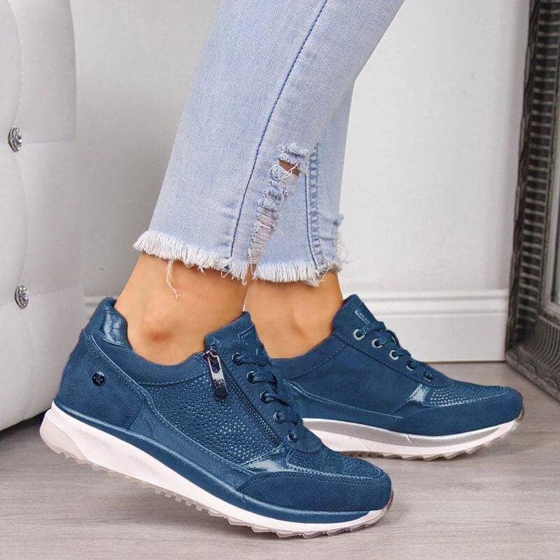 "Trendiga unisex blå sneakers med slät och texturerad design, vadderad sula, dragkedjedetalj och säkra snören."