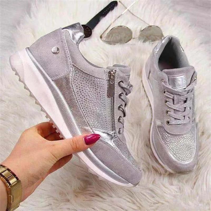 "Trendiga unisex blå sneakers med slät och texturerad design, vadderad sula, dragkedjedetalj och säkra snören."