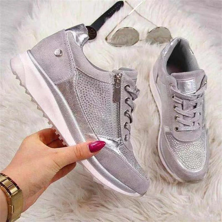 "Trendiga unisex blå sneakers med slät och texturerad design, vadderad sula, dragkedjedetalj och säkra snören."