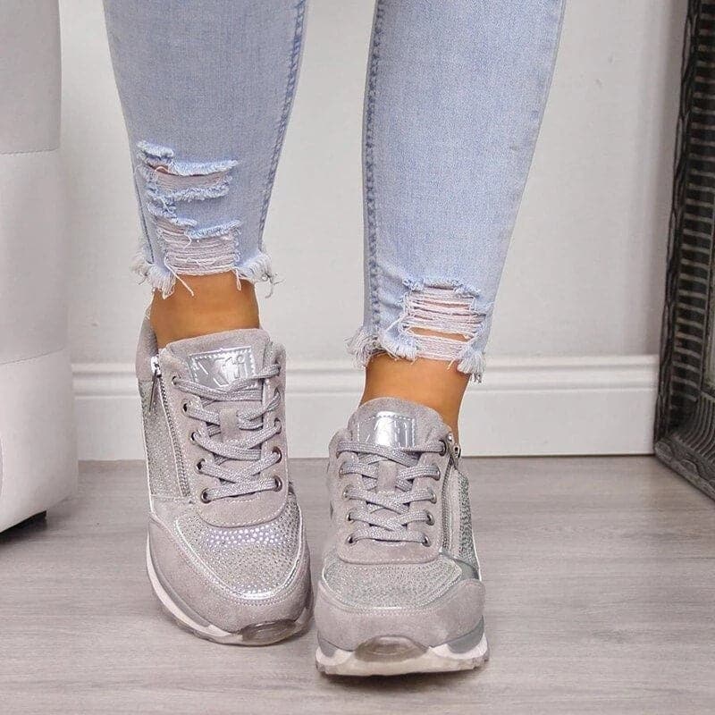 "Trendiga unisex blå sneakers med slät och texturerad design, vadderad sula, dragkedjedetalj och säkra snören."