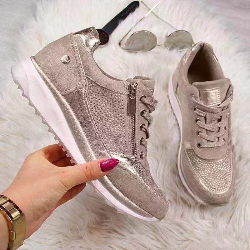 "Trendiga unisex blå sneakers med slät och texturerad design, vadderad sula, dragkedjedetalj och säkra snören."