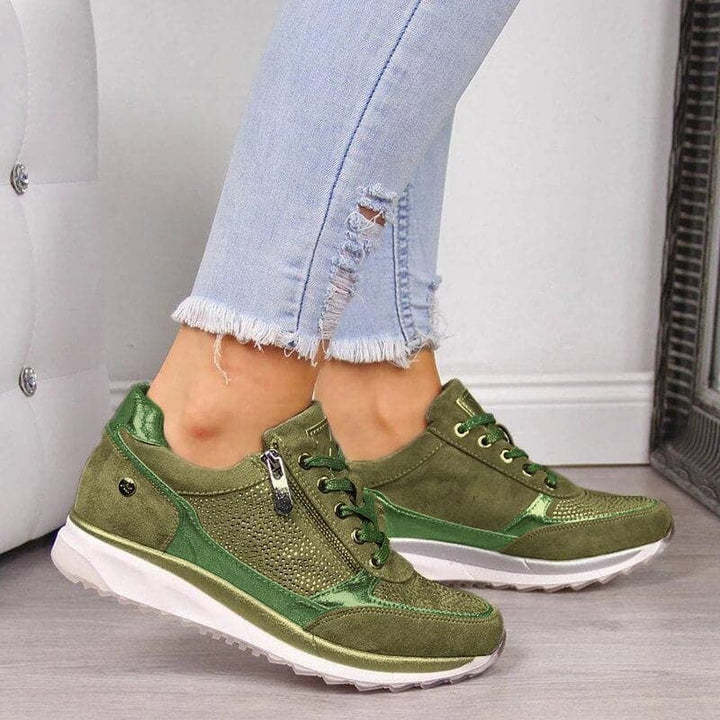 "Trendiga unisex blå sneakers med slät och texturerad design, vadderad sula, dragkedjedetalj och säkra snören."