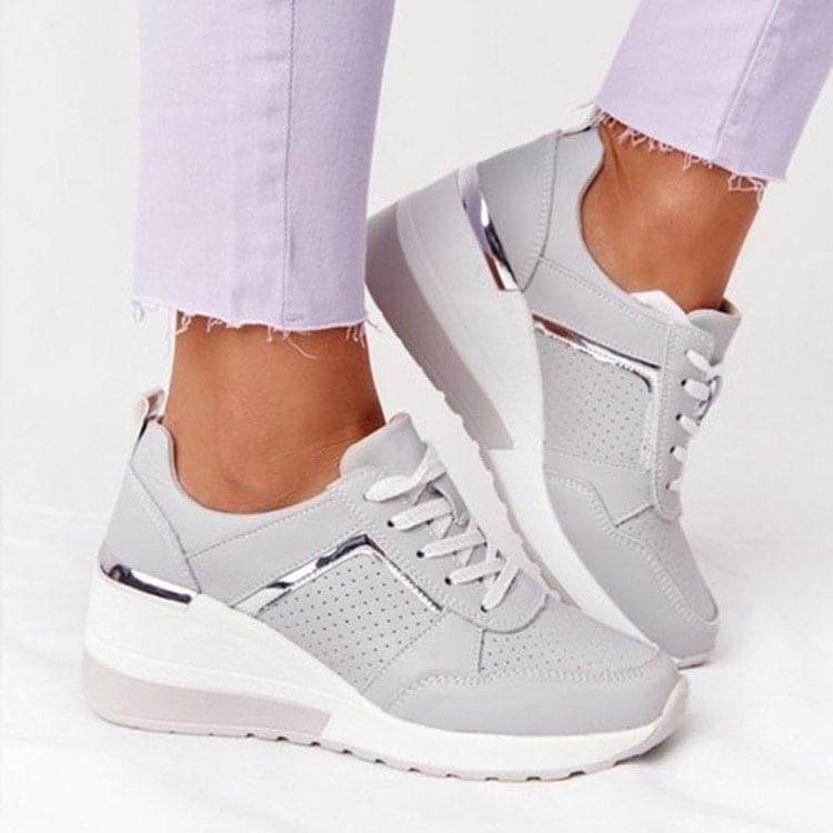 "Trendiga unisex blå sneakers med slät och texturerad design, vadderad sula, dragkedjedetalj och säkra snören."