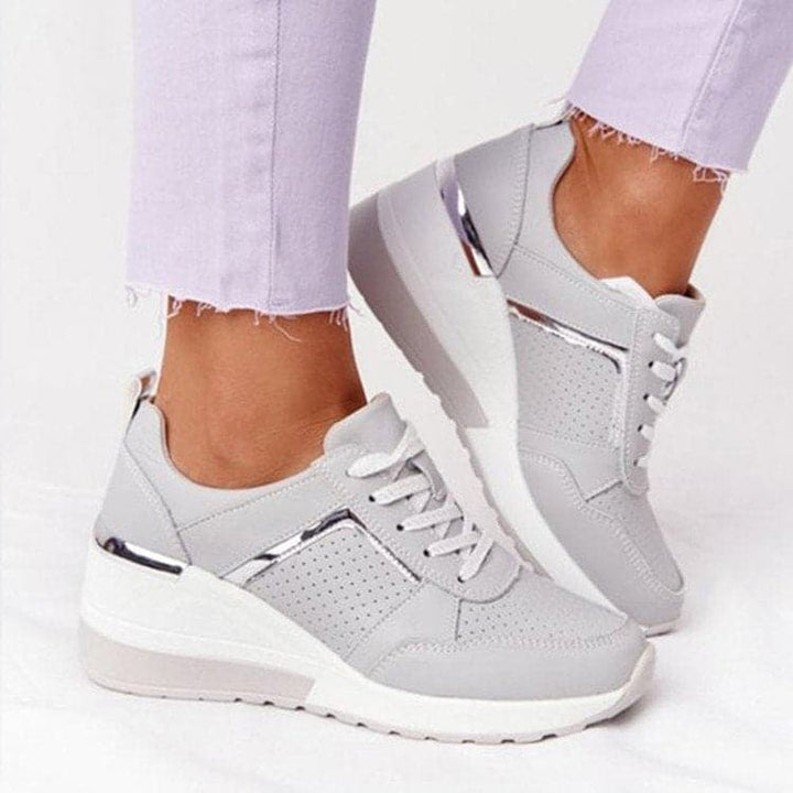 "Trendiga unisex blå sneakers med slät och texturerad design, vadderad sula, dragkedjedetalj och säkra snören."