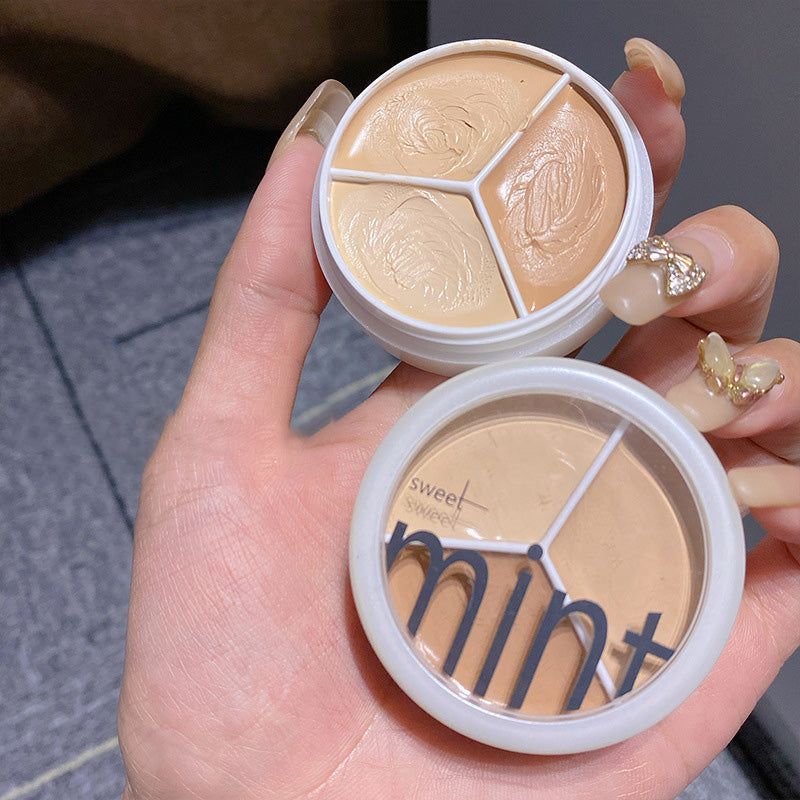 "Tri-Färg Concealer Palett med tre nyanser för alla hudtoner, kompakt design, visar mjuk och krämig textur."