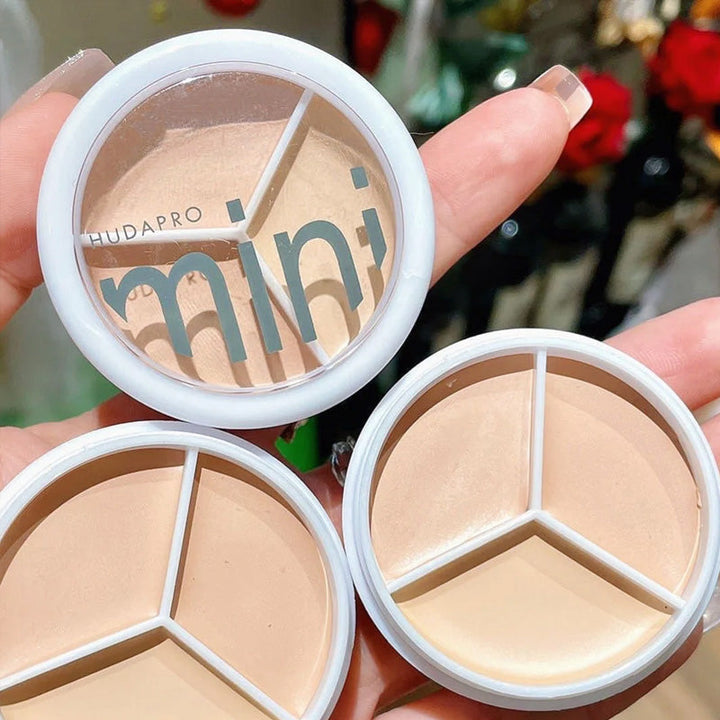 "Tri-Färg Concealer Palett med tre nyanser för alla hudtoner, kompakt design, visar mjuk och krämig textur."