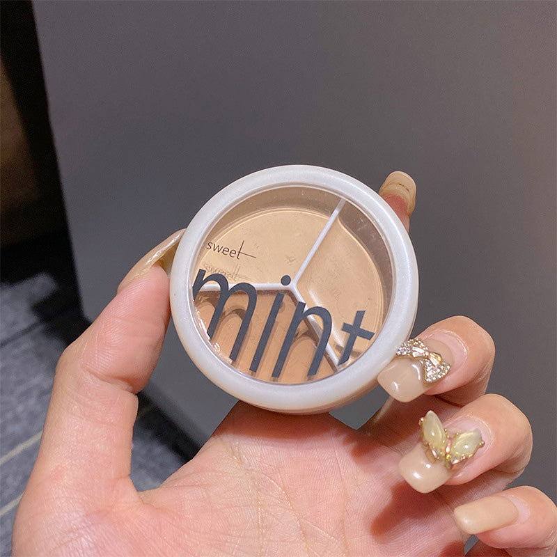 "Tri-Färg Concealer Palett med tre nyanser för alla hudtoner, kompakt design, visar mjuk och krämig textur."