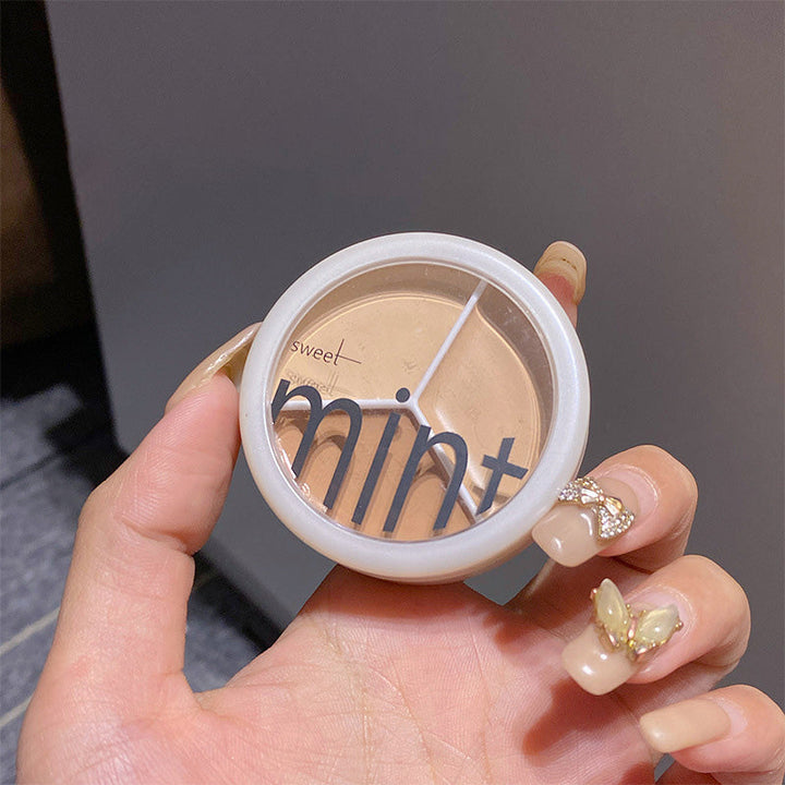 "Tri-Färg Concealer Palett med tre nyanser för alla hudtoner, kompakt design, visar mjuk och krämig textur."