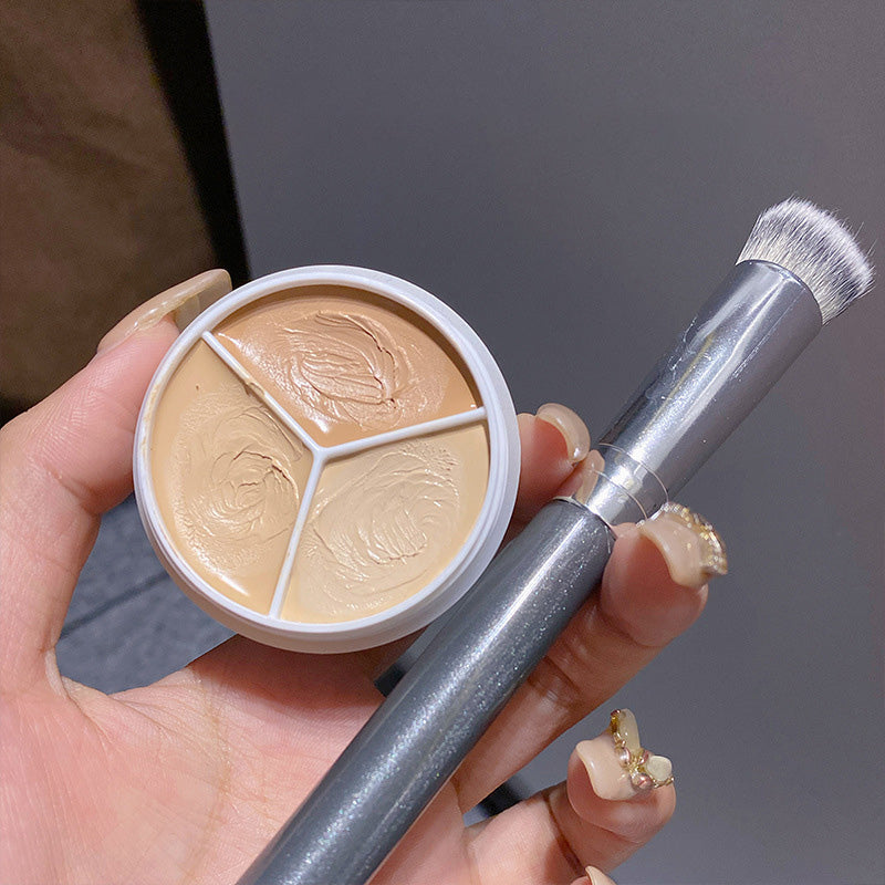 "Tri-Färg Concealer Palett med tre nyanser för alla hudtoner, kompakt design, visar mjuk och krämig textur."