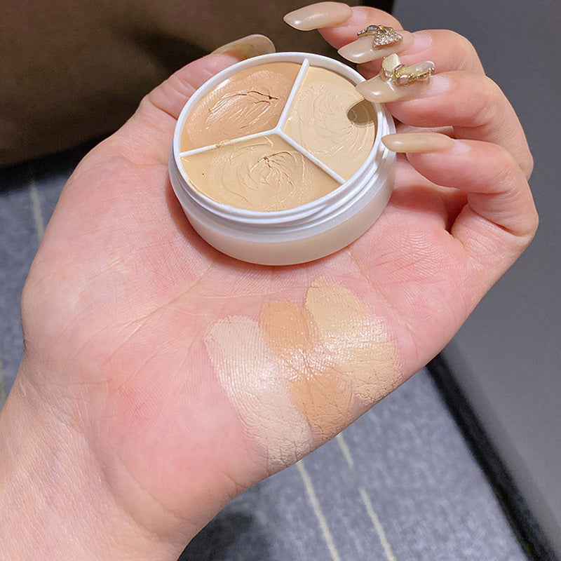 "Tri-Färg Concealer Palett med tre nyanser för alla hudtoner, kompakt design, visar mjuk och krämig textur."