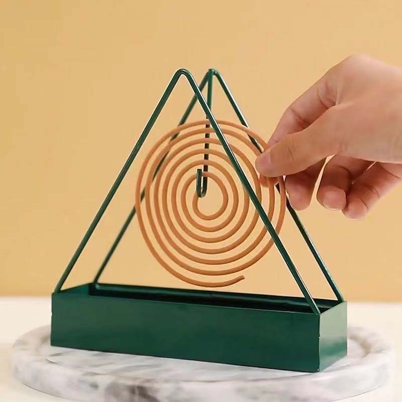 "Triangulärt myggspiralställ i svart järn, elegant och stabil design för inomhus och utomhus bruk, 15.5×15×4.5 cm."