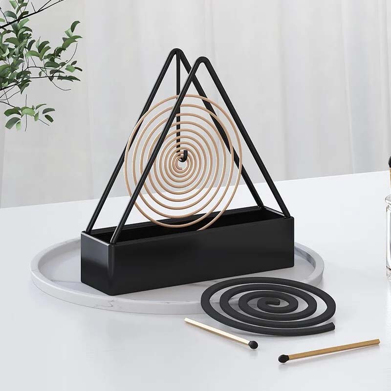 "Triangulärt myggspiralställ i svart järn, elegant och stabil design för inomhus och utomhus bruk, 15.5×15×4.5 cm."