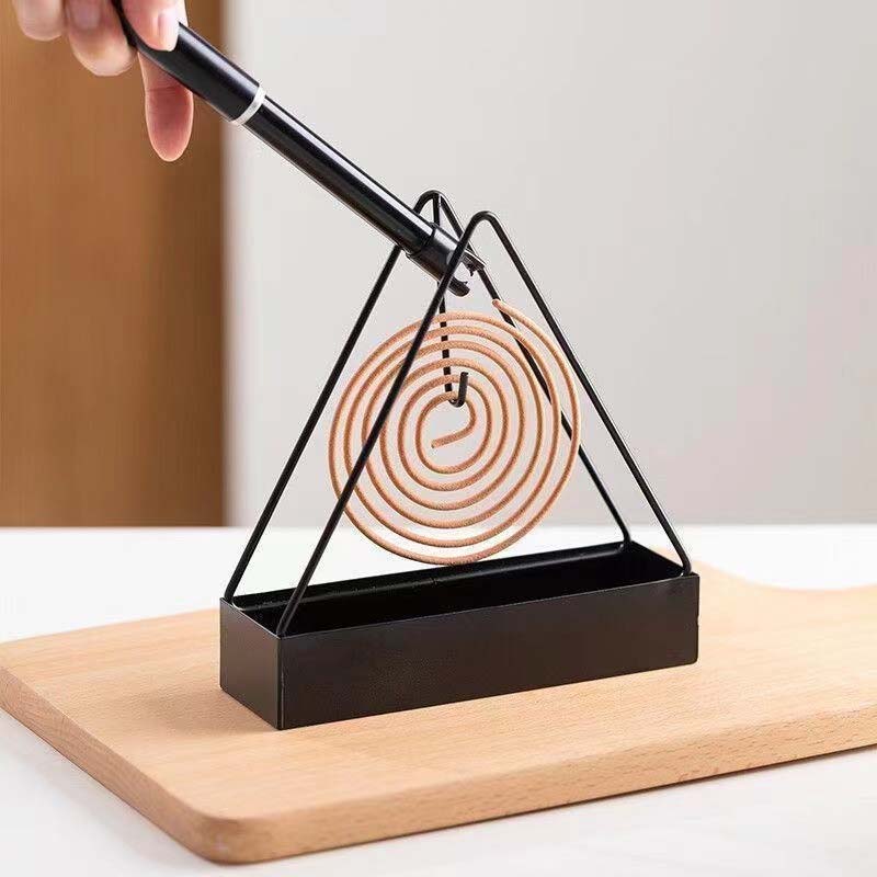 "Triangulärt myggspiralställ i svart järn, elegant och stabil design för inomhus och utomhus bruk, 15.5×15×4.5 cm."