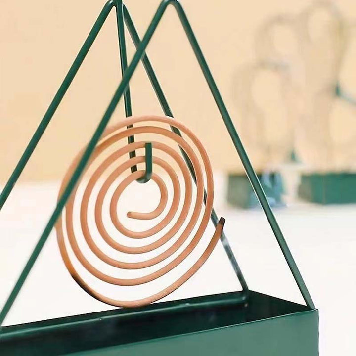 "Triangulärt myggspiralställ i svart järn, elegant och stabil design för inomhus och utomhus bruk, 15.5×15×4.5 cm."