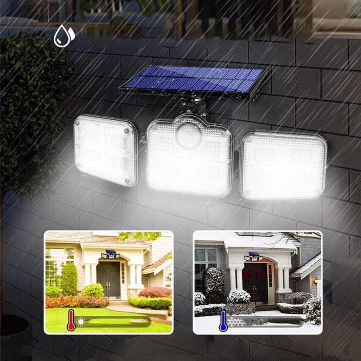 "Trippel LED solcellsvägglampa för utomhusbruk, modern design med sensor. Energieffektivt ljus för säker belysning."