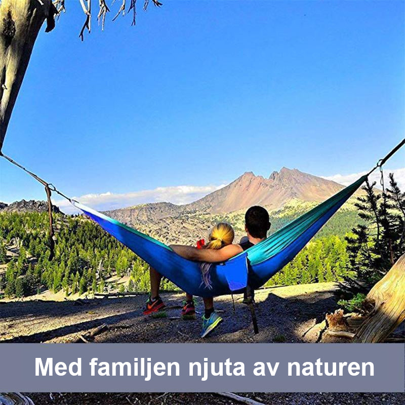 "Ultralätt myggnäthängmatta, grön nylon, perfekt för camping och utomhusaktiviteter, med inbyggt insektsskydd."