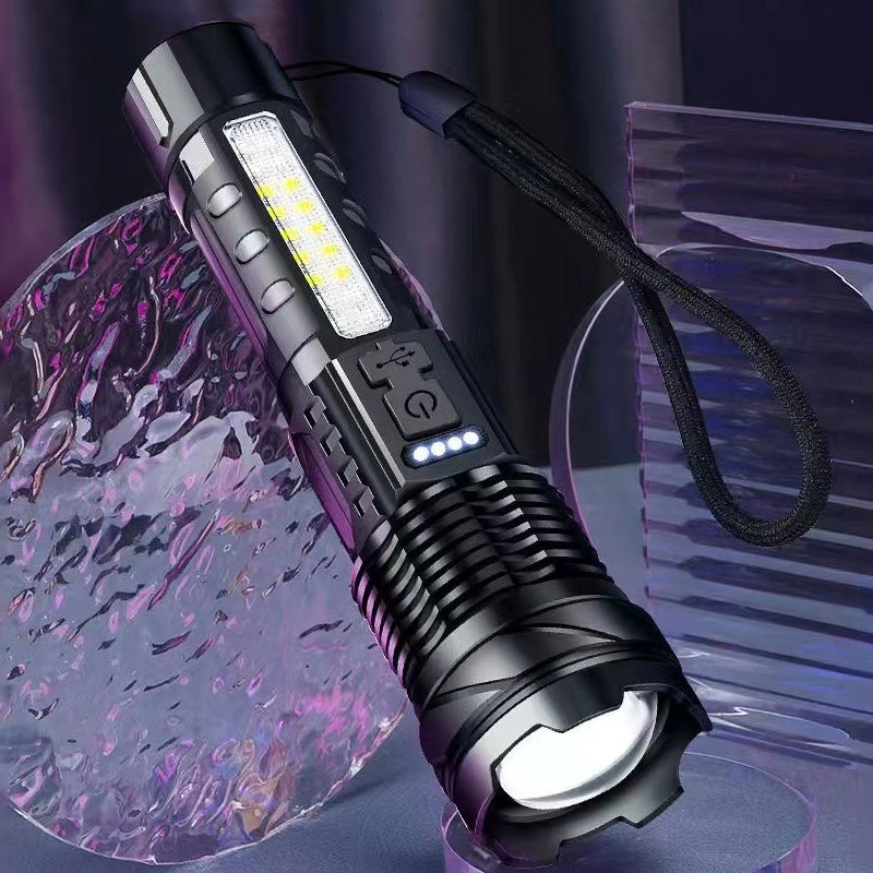 "Ultraljus vit laser ficklampa med justerbart zoomhuvud, silverfärgad, perfekt för långdistansbelysning i mörker."