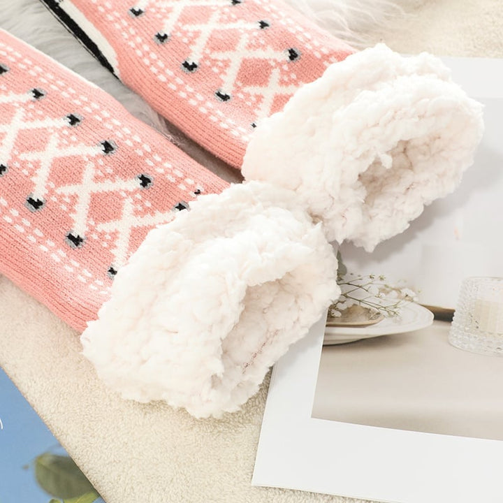 "Ultramjuka kashmir-hemmastrumpor, mjuka och varma, i mörklila. Perfekta accessoarer för kalla vinterdagar och mysiga kvällar