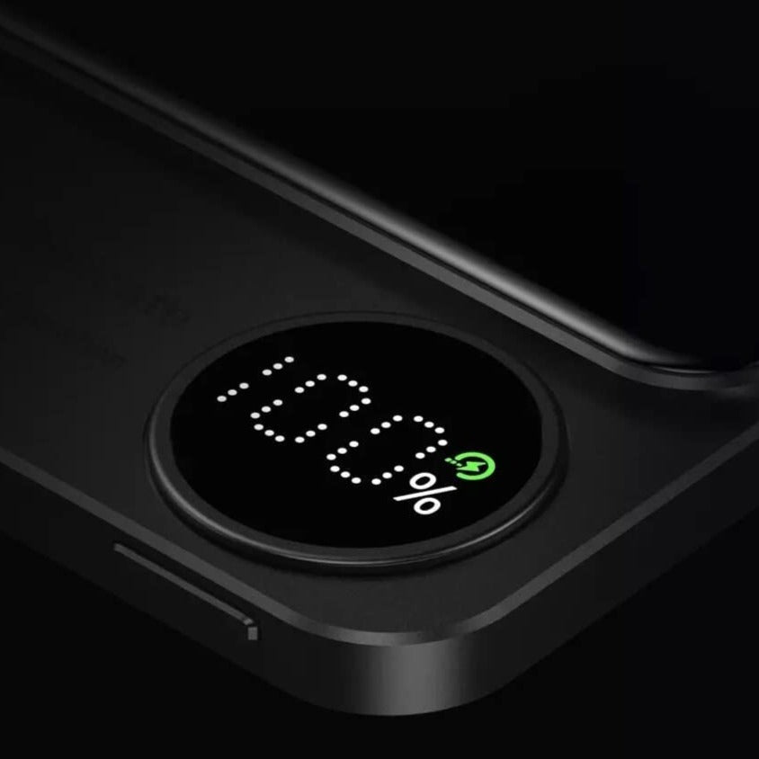"Ultratunn magnetisk powerbank i grått, grönt och lila med trådlös snabbladdning och LED-display för batterikoll."