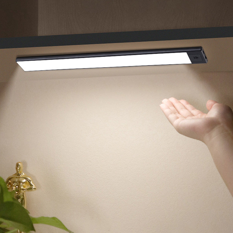 "Ultratunt trådlöst sensorljus, slimmat och stilrent, aktiveras av rörelse för mjuk belysning i mörka utrymmen."