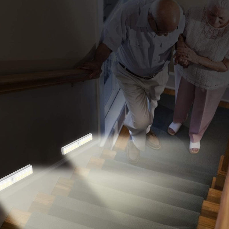 "Ultratunt trådlöst sensorljus, slimmat och stilrent, aktiveras av rörelse för mjuk belysning i mörka utrymmen."