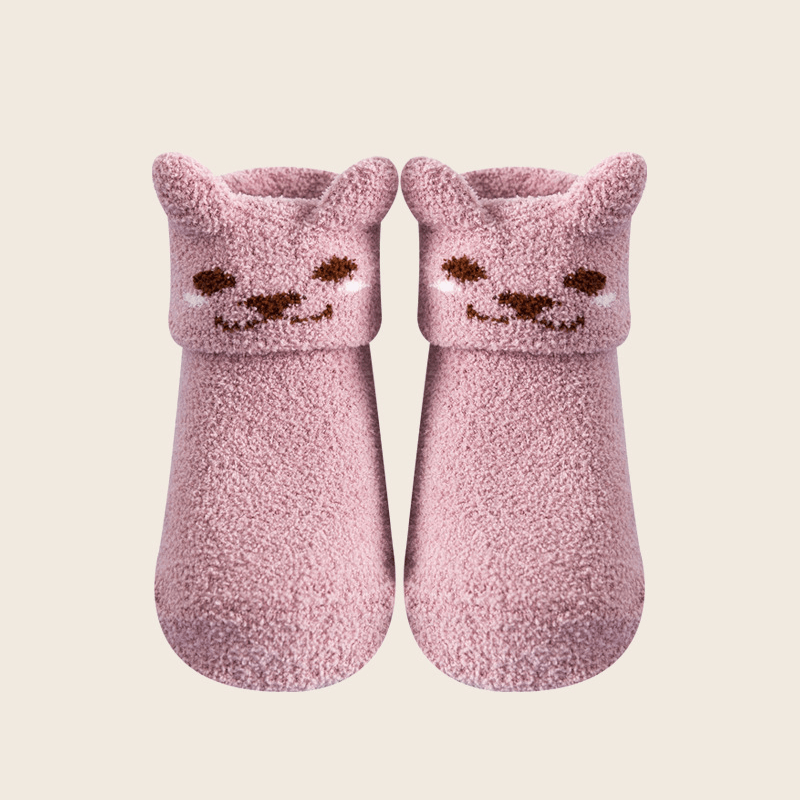 "Unisex baby anti-halk golvstrumpor med färgglada djurmotiv, perfekt för lek på trägolv och släta ytor."