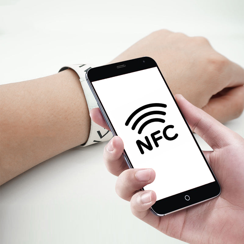 "Unisex bibelarmband med NFC-funktion, justerbart polyesterband, flerfärgat. Stilfullt och meningsfullt accessoarval."