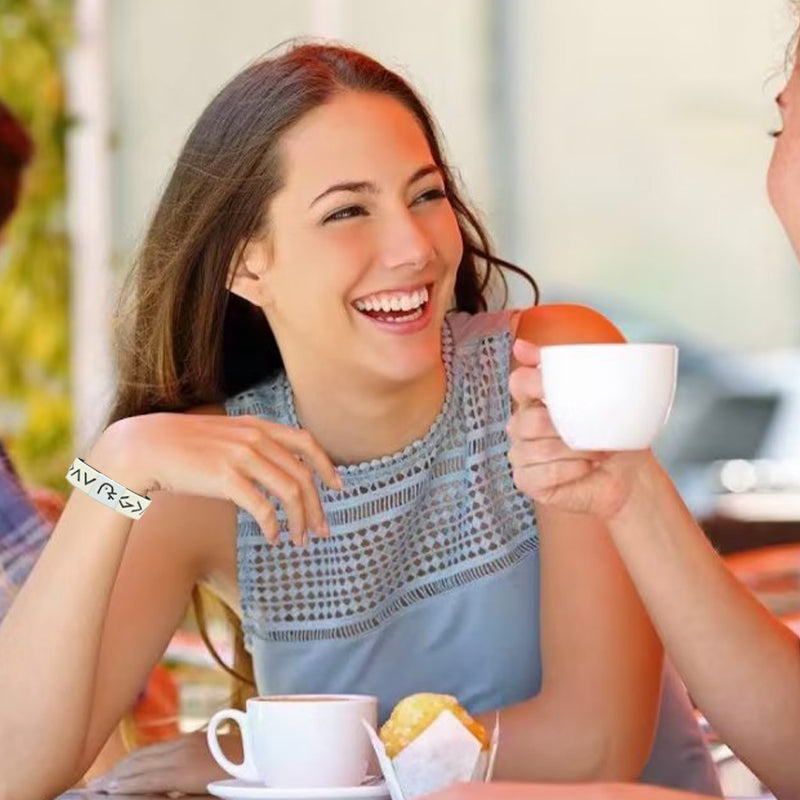 "Unisex bibelarmband med NFC-funktion, justerbart polyesterband, flerfärgat. Stilfullt och meningsfullt accessoarval."