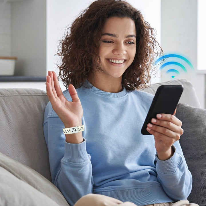 "Unisex bibelarmband med NFC-funktion, justerbart polyesterband, flerfärgat. Stilfullt och meningsfullt accessoarval."