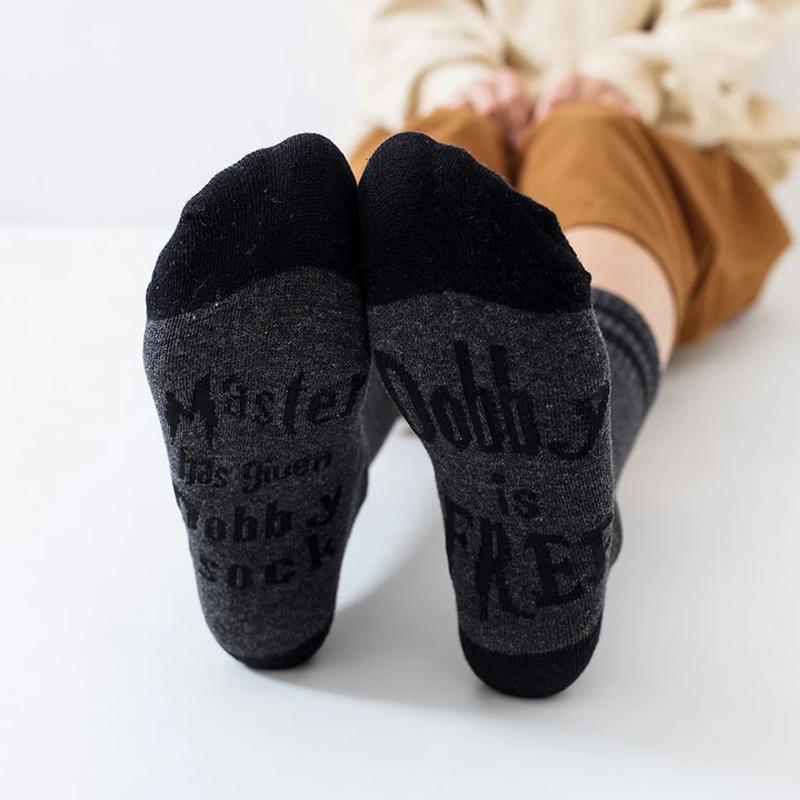 "Unisex bomullsstrumpor med stickade bokstäver, mjuka och bekväma, passar alla säsonger och åldrar."