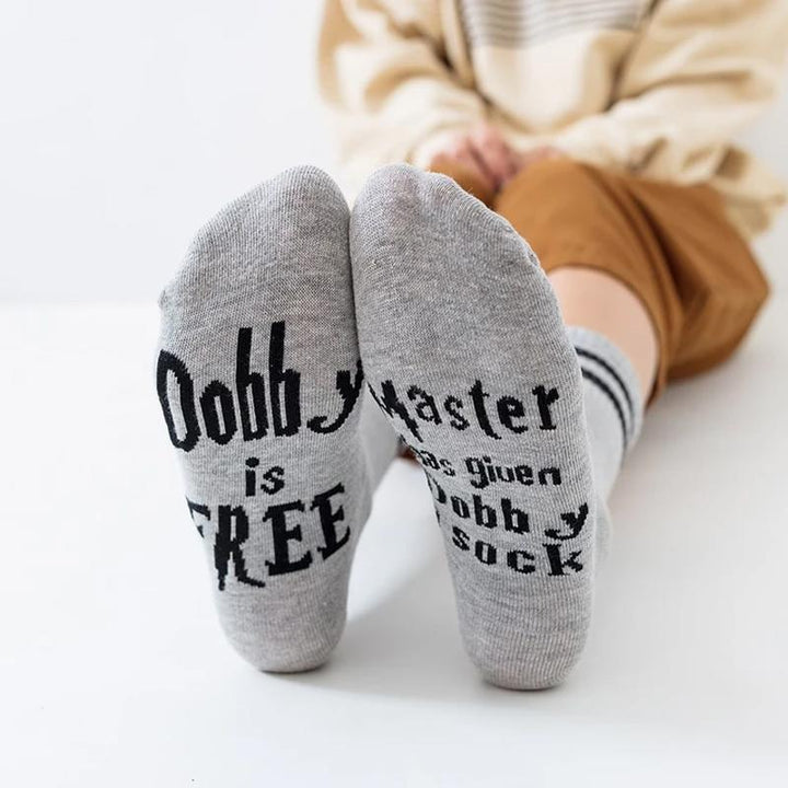 "Unisex bomullsstrumpor med stickade bokstäver, mjuka och bekväma, passar alla säsonger och åldrar."