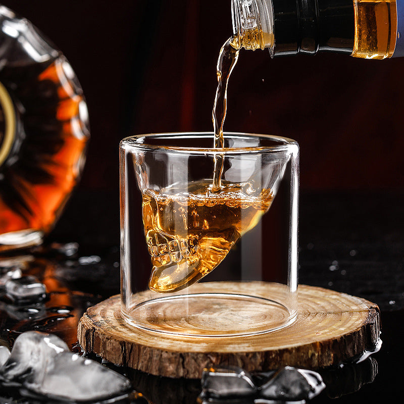 "Unisex döskalleglas med unik design, dubbla glaslager, perfekt för rom och whisky, skapar en dramatisk effekt."