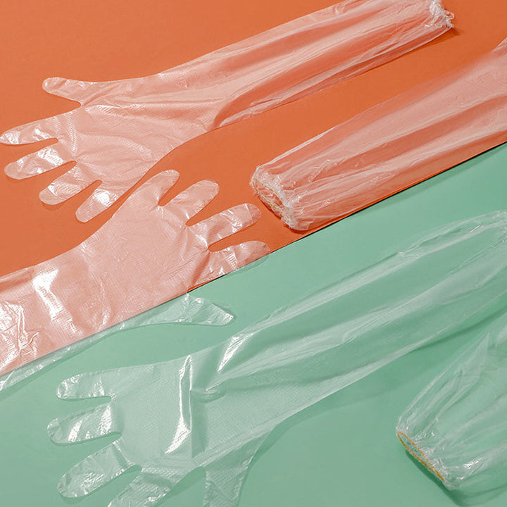 Unisex engångshandskar i plast, extra långa 60 cm, skyddar händer och armar. Perfekta för veterinär- och städarbete.