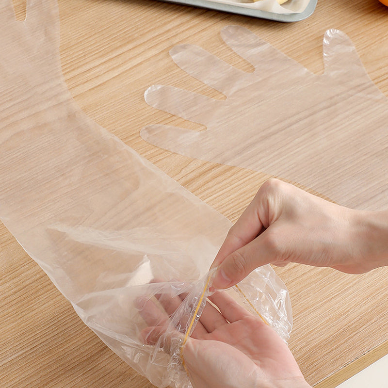 Unisex engångshandskar i plast, extra långa 60 cm, skyddar händer och armar. Perfekta för veterinär- och städarbete.