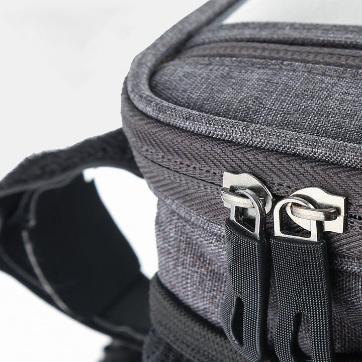 Unisex grå cykelväska med reflexremmar, rymlig design för nödvändigheter, lätt montering, stilren och säker.