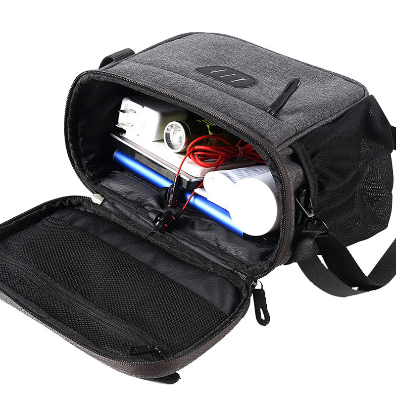 Unisex grå cykelväska med reflexremmar, rymlig design för nödvändigheter, lätt montering, stilren och säker.