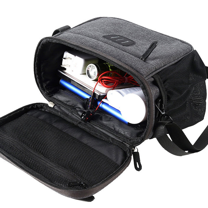 Unisex grå cykelväska med reflexremmar, rymlig design för nödvändigheter, lätt montering, stilren och säker.