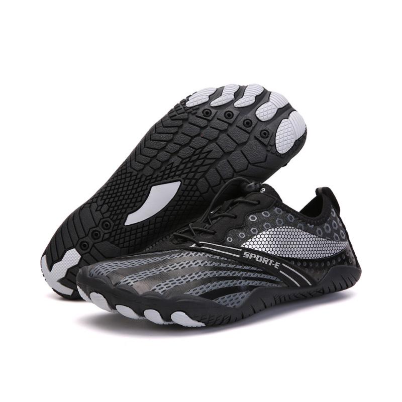 "Unisex halkfria aqua skodon för utomhusaktiviteter, blå och svarta, visar flexibel lycra och anti-slip sula."