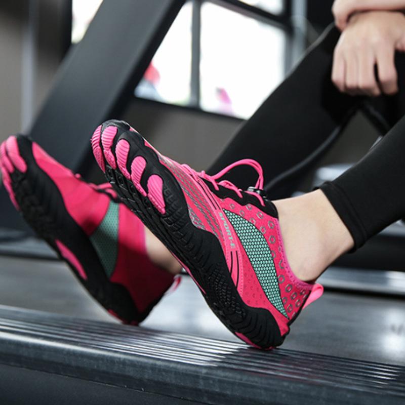 "Unisex halkfria aqua skodon för utomhusaktiviteter, blå och svarta, visar flexibel lycra och anti-slip sula."