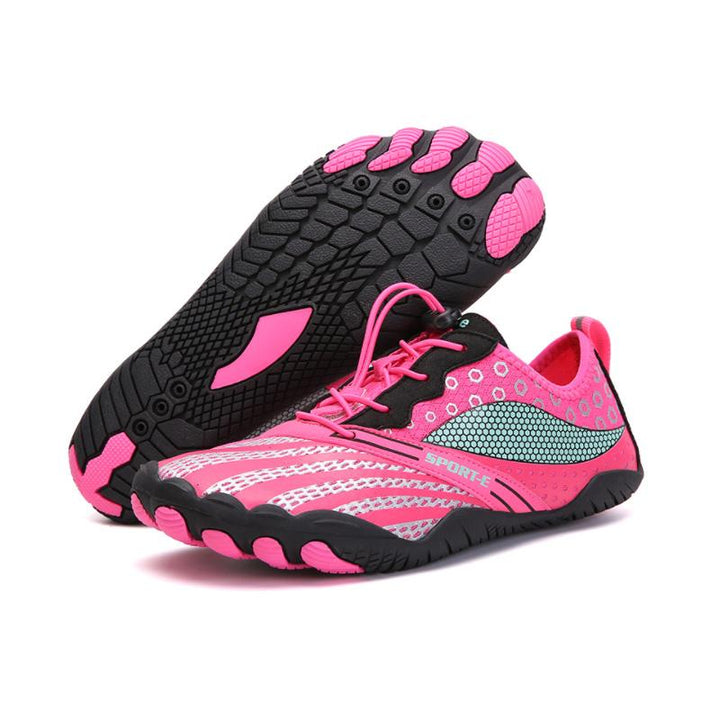 "Unisex halkfria aqua skodon för utomhusaktiviteter, blå och svarta, visar flexibel lycra och anti-slip sula."