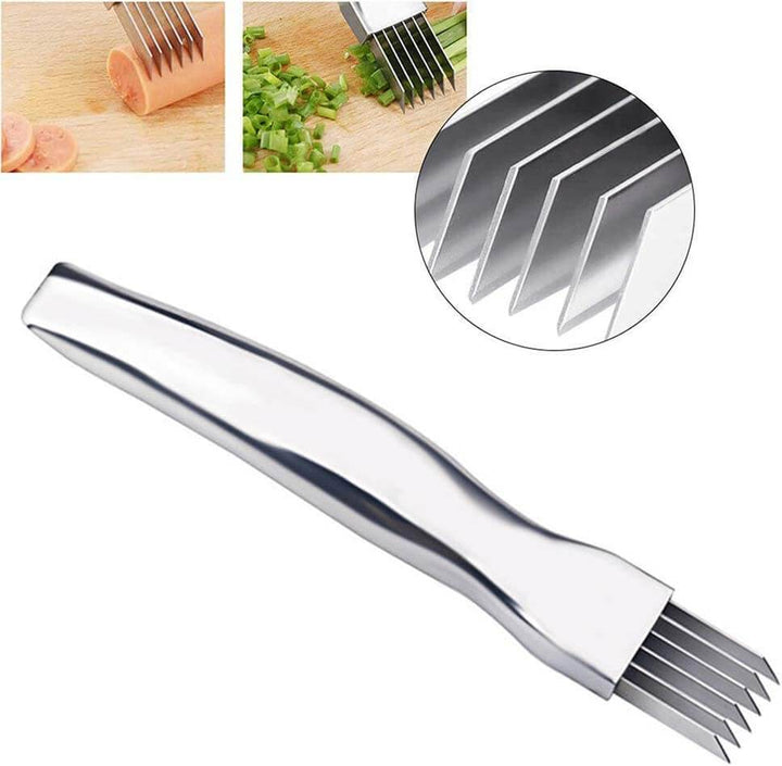Närbild av lökhackarens vassa blad i rostfritt stål, redo för snabb mathjälp i köket.