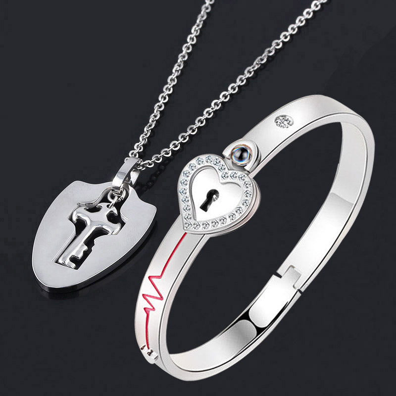 Unisex låsarmband och nyckelhalsband i titanstål, elegant design i stål och roséguld, stilfullt och hållbart smyckeset.